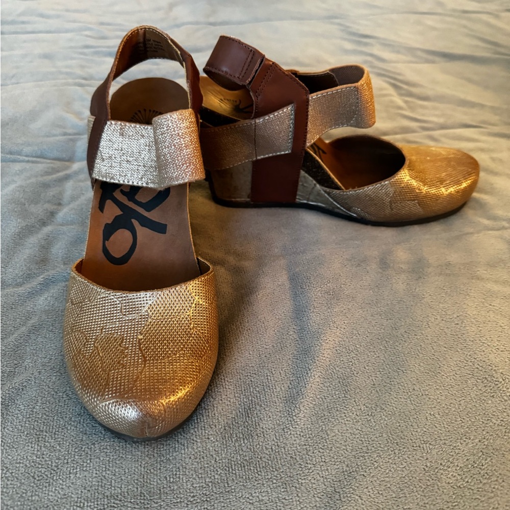 Gold OTBT Rexburg Wedges Size 6.5